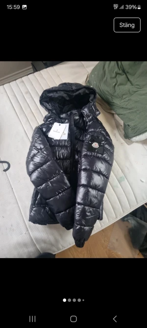 Moncler maya - Hör har vi en skönt gjord moncler maya av mig folket!! Jackan är skön varm och i stolek 1 alltså S I herr 168/180. Jackan är skön för vintern har fock ingen knapp vid fickan på armen tyvärr men annars är den i bra skick!