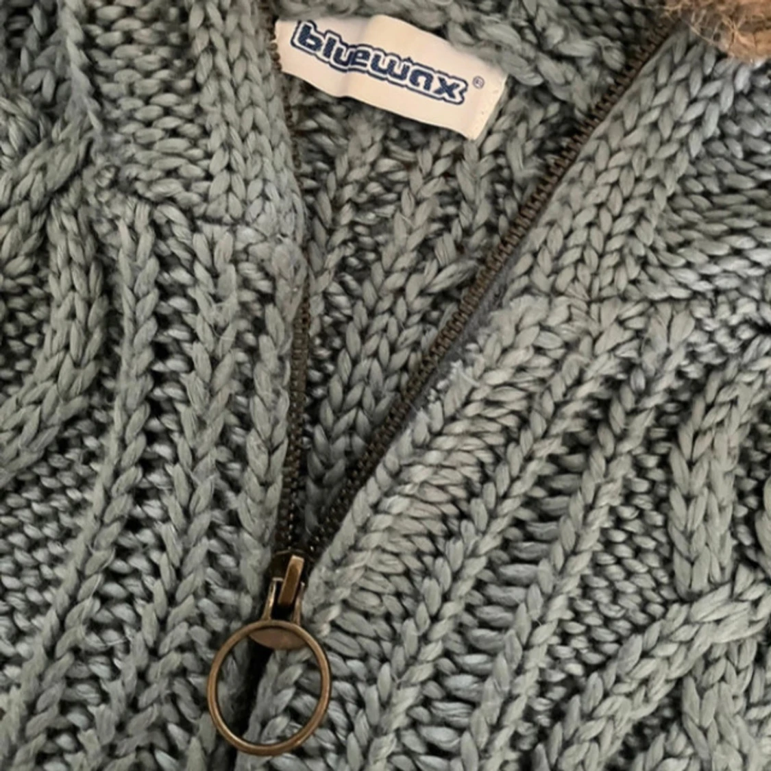 Blå stickad kofta med päls och dragkedja  - 2