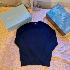 Merinoull tröja - Tja, säljer denna riktigt snygga tröja från uniqlo som jag tror är merinoull(är ej säker). Säljer på grund av att den här krympt i tvätten så den sitter som xxs