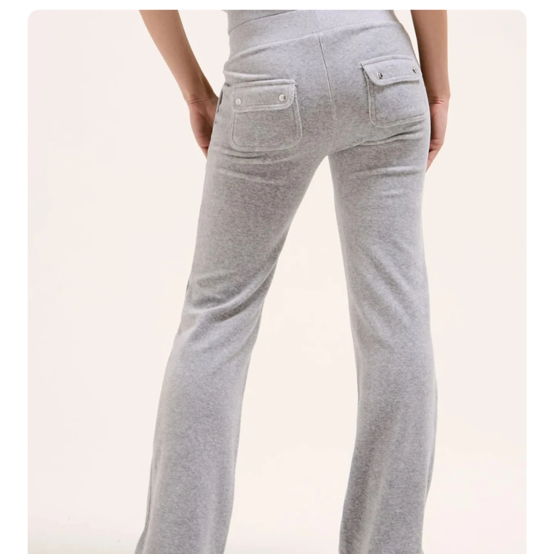 Grå mjukisbyxor med fickor från juicy