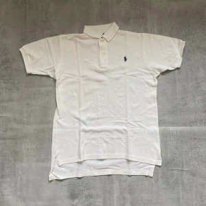 Vit Polo Ralph Lauren - Jag Säljer en fet pike från Polo Ralph Lauren| skicket på tröjan är bra 8/10 | storlek M | ny pris 2000: mitt pris är 349 | skriv vid frågor och funderingar       