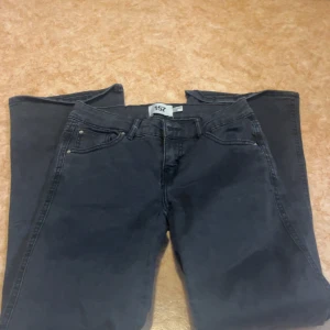 Svarta jeansbyxor från 157  - Ett par svarta jeans från lager 157 low waist jeans med fickor med knapp där pack, oanvända och storlek 160