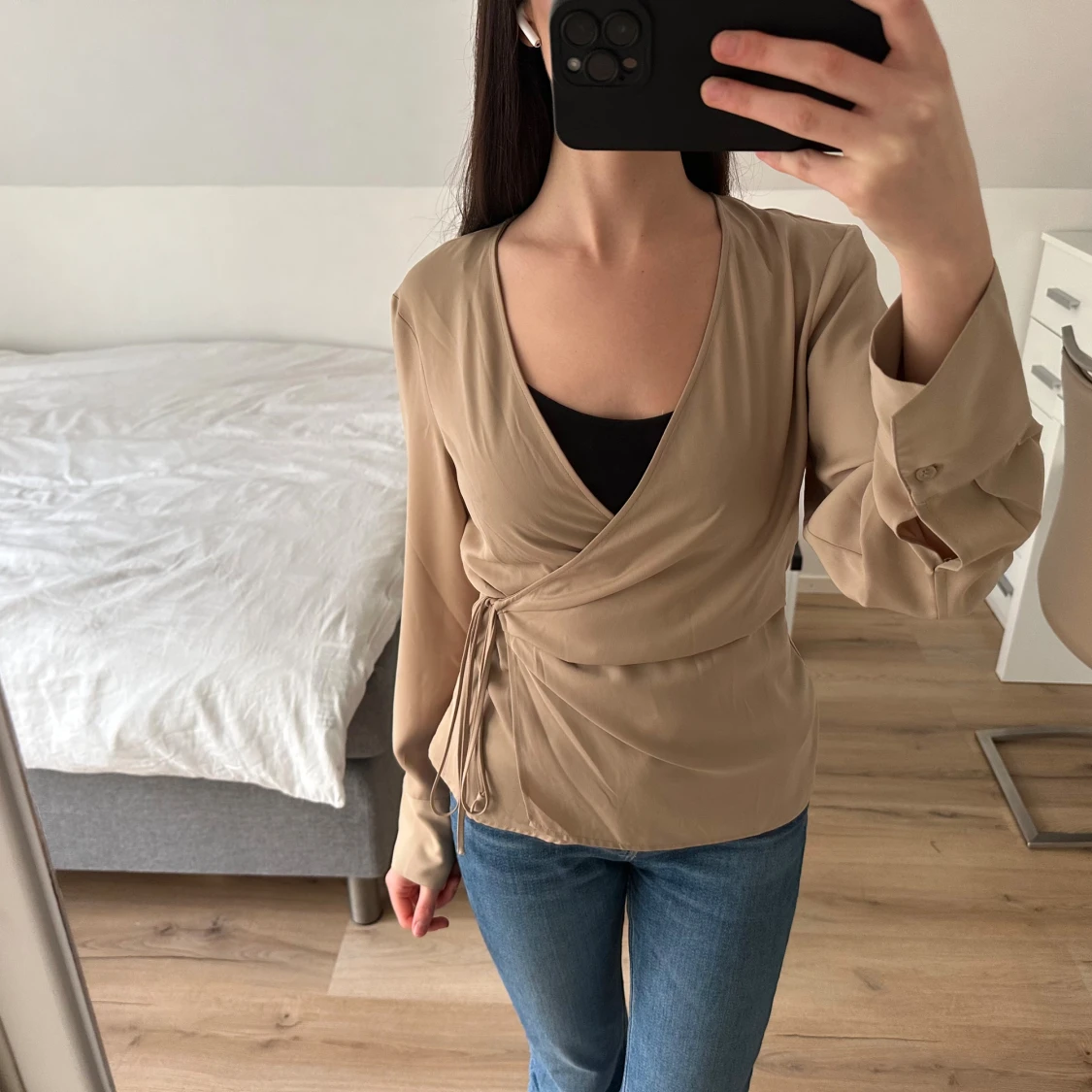 Beige omlottblus med knyt - 1
