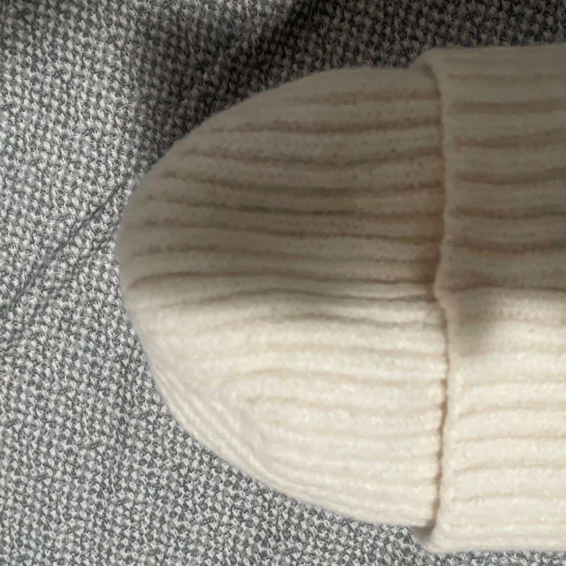 Vit ribbad mössa från C.P. Company - 2