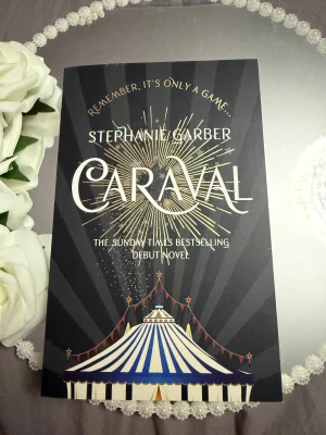 Caraval - Fängslande debutroman med magisk cirkusstämning och mystik. Perfekt för dig som gillar spänning, spel och oväntade vändningar. En bok som lockar med sitt färgstarka omslag och löftet om att allt bara är ett spel. Passar unga vuxna som vill drömma sig bort.
