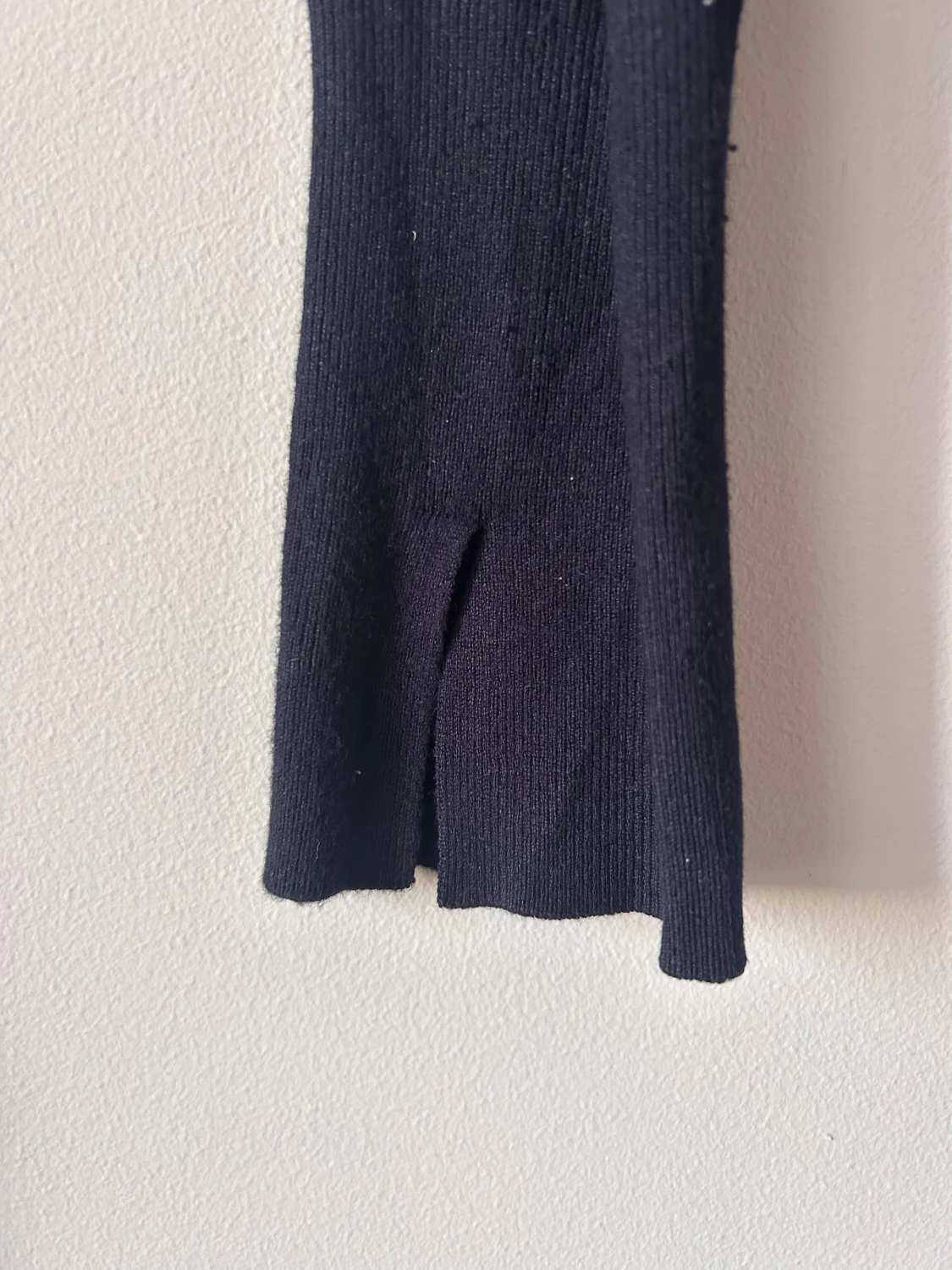 Svart v-ringad stickad tröja från Zara - 2