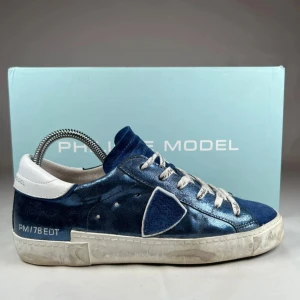 Philippe Model - Säljer dessa mörkblåa Philippe Model PSRX skorna i storlek 39 men passar 40/41. Skorna är i väll bevarat skick och har använts väldigt försiktigt ett fåtal gånger. Den orginella skolådan samt dustbagen följer självklart med. Priset är inte fast och kan sänkas vid snabb affär. Bara skriv ifall ni undrar något!
