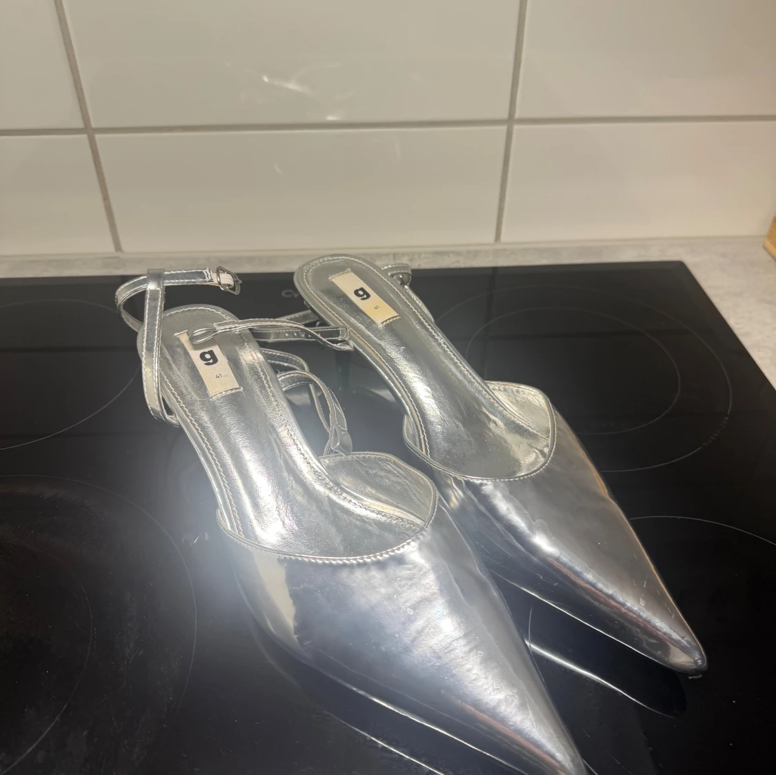 Silvriga pumps med spetsig tå