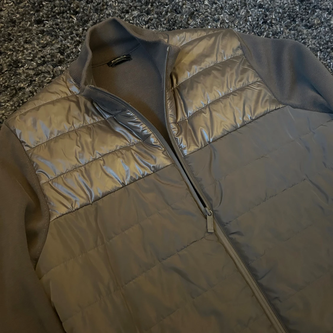 Grå quiltad pufferjacka från Massimo Dutti - 1