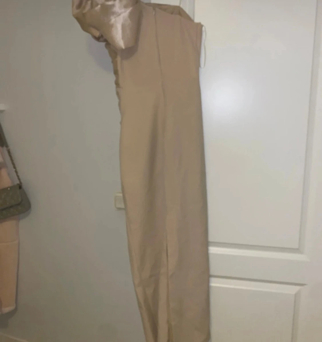 Champagnefärgad långklänning med volymärm - 3