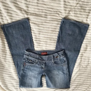 Vintage lågmidjade bootcut jeans - Jätte coola lågmidjade jeans med en unik design, vintage från GANT // strl XS🩷 // midja 35cm tvärsöver, innerbenslängd 76,5cm 