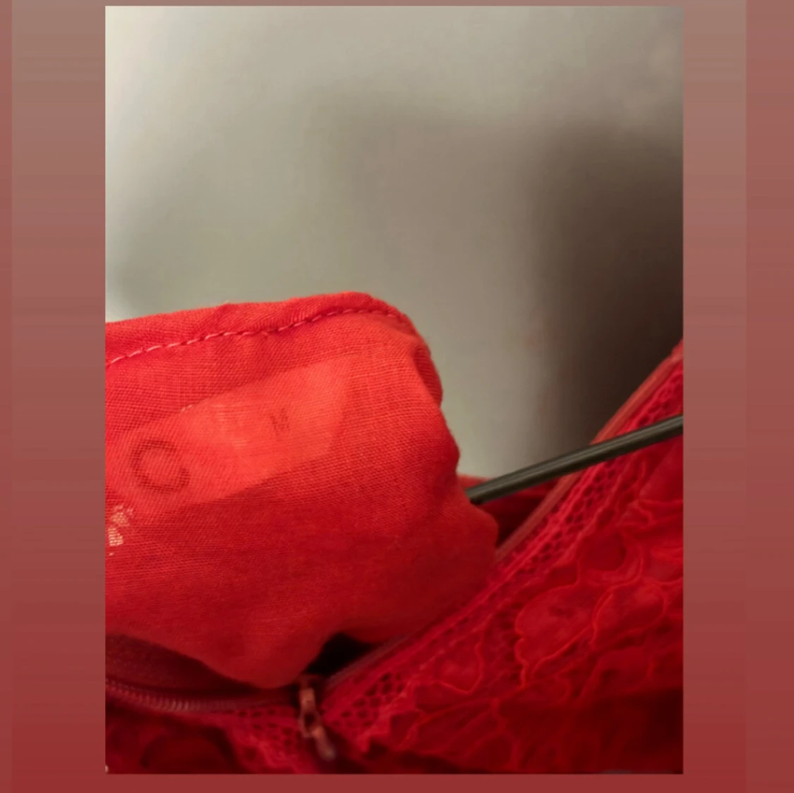 Röd spetsklänning med lång ärm - 3