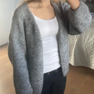 Fin grå kofta från Lindex - Jätte söt kofta från Lindex i stl M/L. Använd men i fint skick! Bara att höra av sig för bilder. Pris går att diskutera