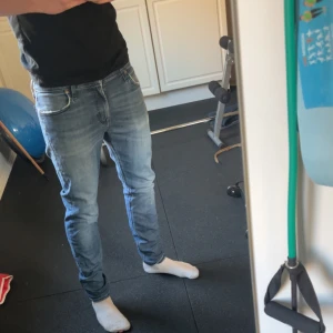 Blå jeans från Lee - Säljer ett par riktigt feta jeans från Lee med perfekt passform. Jeansen är i bra sick och säljs till ett grymt pris! Storlek: W:29, L:32