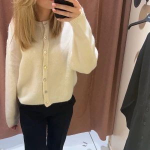 Vit stickad kofta med knappar - Söt stickad kofta med knappar från gina 🤍 köpt förra hösten, men endast använd 2-3 gånger så den är i väldigt fint skick. Märkt med premium quality. Nypris 399kr