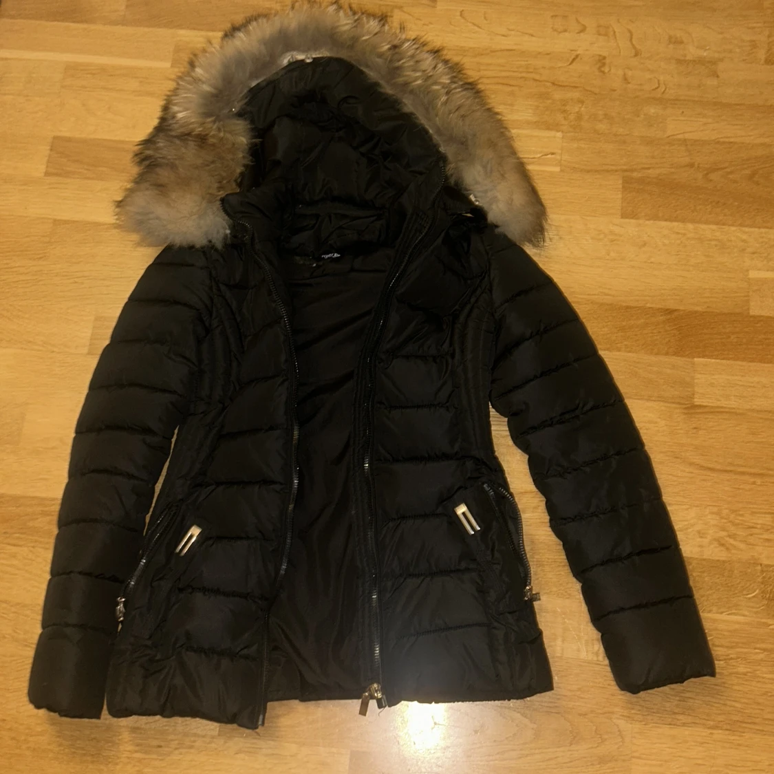 Svart pufferjacka med pälsluva märket GAROFF