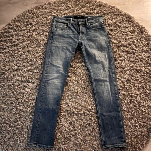 Replay jeans  - Säljer nu dessa snygga Replay jeans i modell Wallbi, säljes pga av att de ej passar länge. Ny pris ca 1200 kr, jag säljer dessa för 650! Om du har några frågor så är det bara att skriva eller vill ha fler bilden, priset är ej hugget i sten 