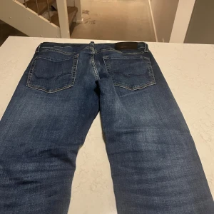 Jack & Jones jeans slim fit Glenn - Snygga blå Jack & Jones jeans med slim fit passform w28 L30