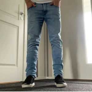 Replay Anbass ljusblå jeans herr - Säljer ett par Replay Anbass Hyperflex jeans i ljusblå tvätt. Slim fit med klassisk femficksdesign och snygga detaljer på bakfickan. Stretchigt material för extra komfort och rörelsefrihet. Perfekt passform och modern look. Nypris ca1700