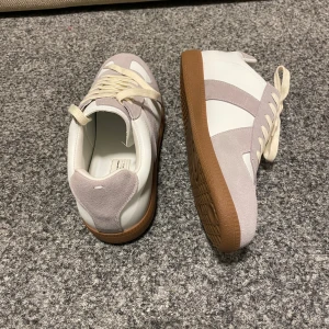 Maison Margiela Gat - Fräsha Margielas i riktigt fint skick med stil. Priset kan diskuteras något🙂Allt på bilden följer med. Först till kvarn!