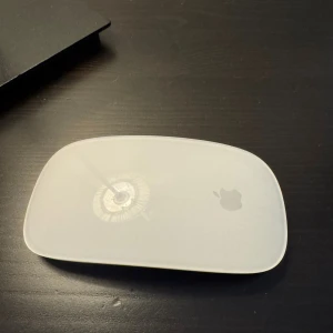 Apple Magic Mouse 2 - Snygg och stilren Apple Magic Mouse 2 med touch-yta och Bluetooth. Musen är i gott skick med endast mindre tecken på användning. Perfekt för Mac-användare som vill ha en smidig och responsiv mus. Modellnummer A1657. Fungerar utmärkt.