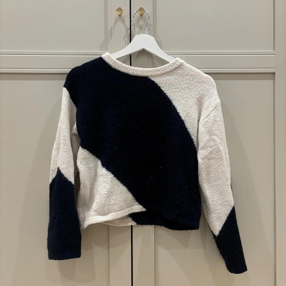 Svartvit stickad tröja Gina Tricot