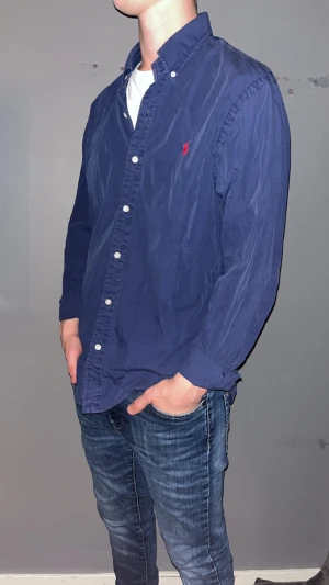 Ralph Lauren skjorta  - Raffe skjorta - Storlek: L men sitter som M - Mycket bra skick - Nypris: 1699kr - Vårt pris: 299kr - hör av dig vid funderingar 💫