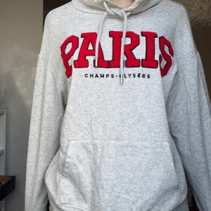 ”Paris” Hoodie - Denna hoodie är köpt på H&M för några år sedan, men den är fortfarande i bra skick! Den passar på mig som är XS/S/M men skulle nog även passa för någon med en storlek under eller över. Tveka inte om att höra av dig gällande plagget! 
