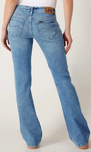 Lee jeans low waist bootcut - Säljer nu mina as snygga low waist bootcut jeans i modellen ”Jessica ljusblå jeans”. Köpta för 1099, men kommer inte till användning. Skriv för frågar eller fler bilder!💗Som nya men pris går att diskutera! Storlek: W26 L33
