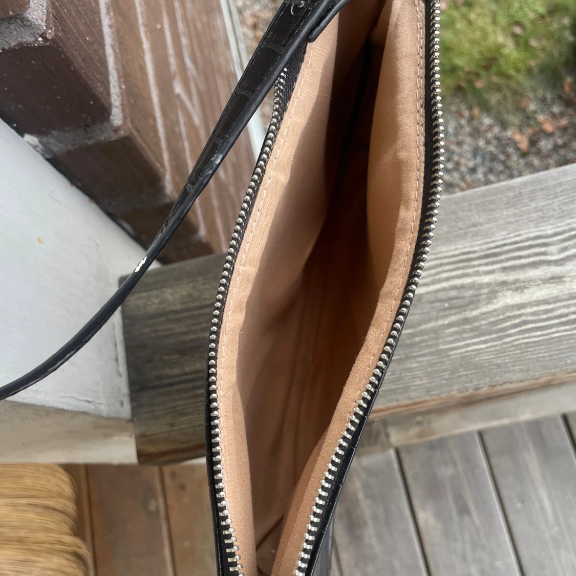 Svart axelväska i krokopräglat skinn - 3