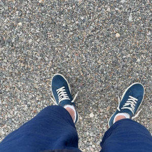 Blå mockasneakers från Kazar - Säljer mina blåa kazar skor, nästan helt oanvända. Storlek 44 men funkar som 43 också. Pris kan diskuteras. Skriv vid frågor 