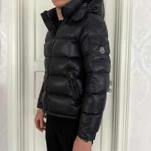 Moncler Maya size 3  - Säljer en Moncler Maya size 3 (M/L), cond 9/10, färg navy, orderbekräftelse finns samt 70+ refs! Modellen är 188 och väger 75kg 