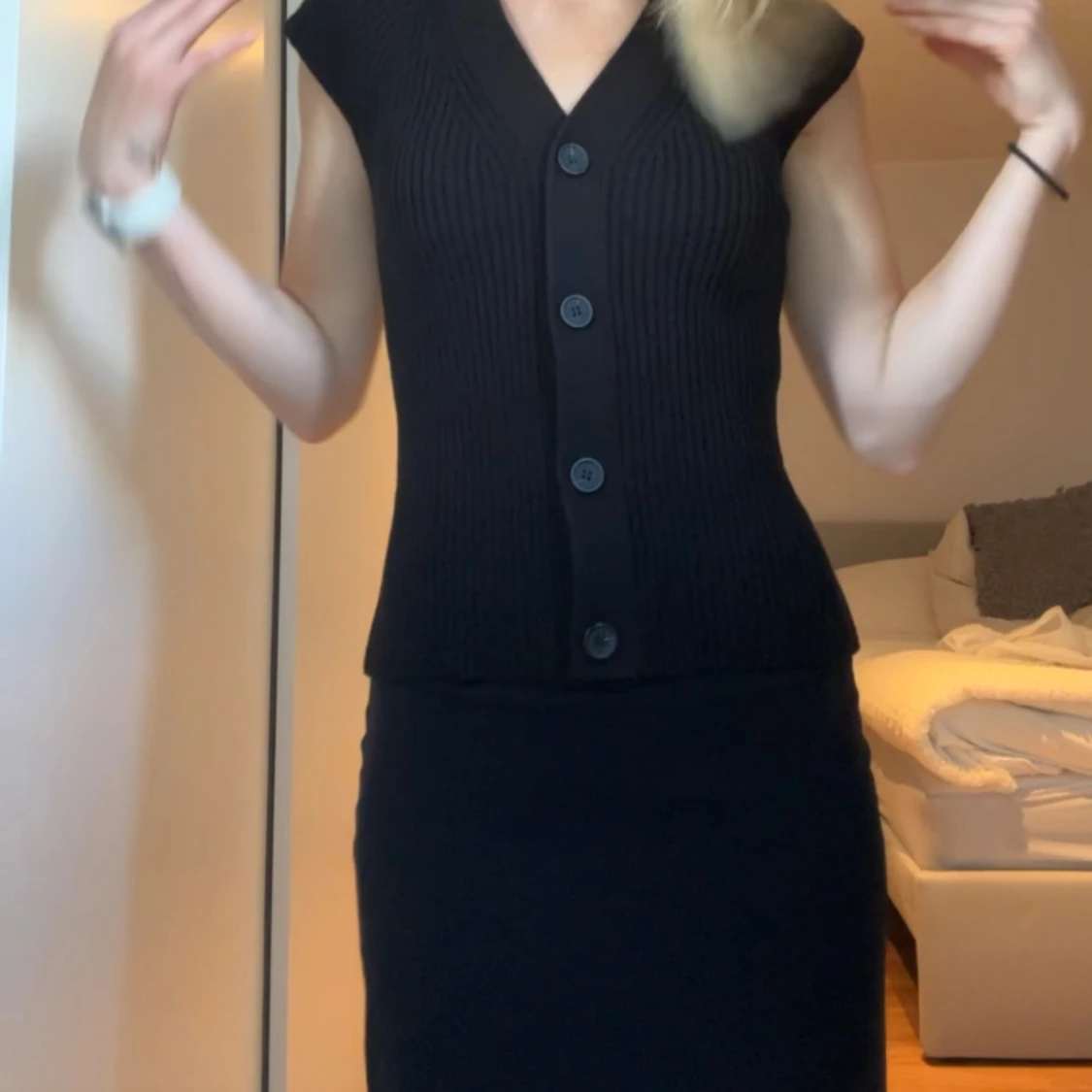 Svart ribbad topp med knappar - 1