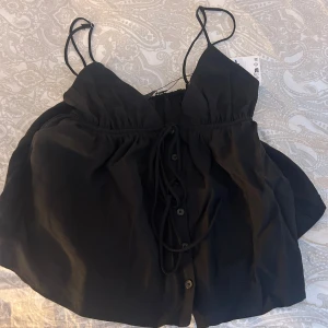 Svart topp - Svart topp från Zara i storlek S, helt oanvänd med prislappen kvar