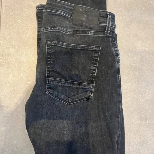 Svarta Jack & Jones glen  - Snygga svarta/gråa jeans från Jack & Jones. I mycket bra skick Stl är W33 L32 Nypris:ca799 Kontakta gärna vid funderingar🤗