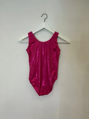 Gymnastik dräkt - Gymnastik dräkt i mycket bra skick som inte kommer till användning längre😊den är väldigt liten i storleken då jag använde den när jag var liten😊😊