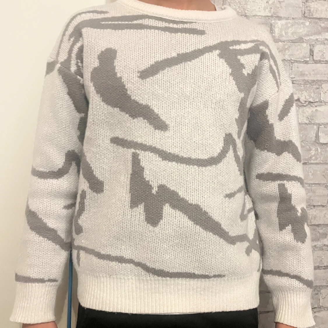 Vit och grå stickad tröja med mönster - 1