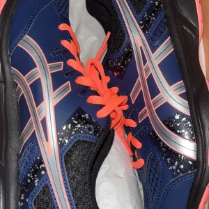 Asics Blue Expanse - Ett psr riktigt snygga helt nya skor från Asics. De är helt nya och aldrig använda. De fungerar till nästan allting och passar till det mesta. Hör gärna av dig ifall du vill ha mer info eller fler bilder. Original kartong medföljer. Pris kan diskuteras.