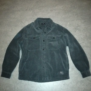 Grön jacka från Zara - Jag vet inte riktigt så mycket om denna jacka, har bara haft på mig den en gång fast den passar inte mig längre. det står storlek S fast passar till M också, väldigt snygg och bekväm