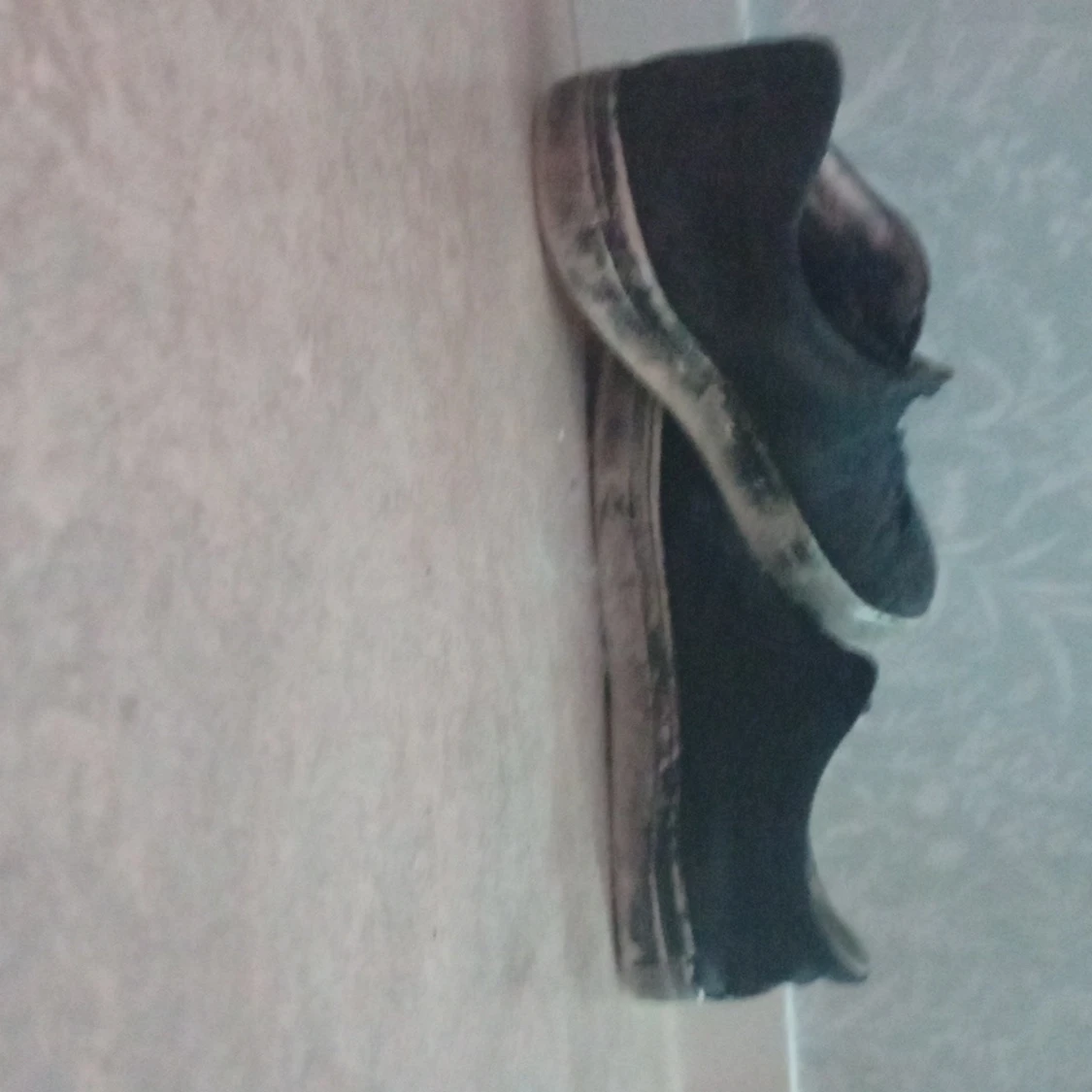 Svarta sneakers med vit sula