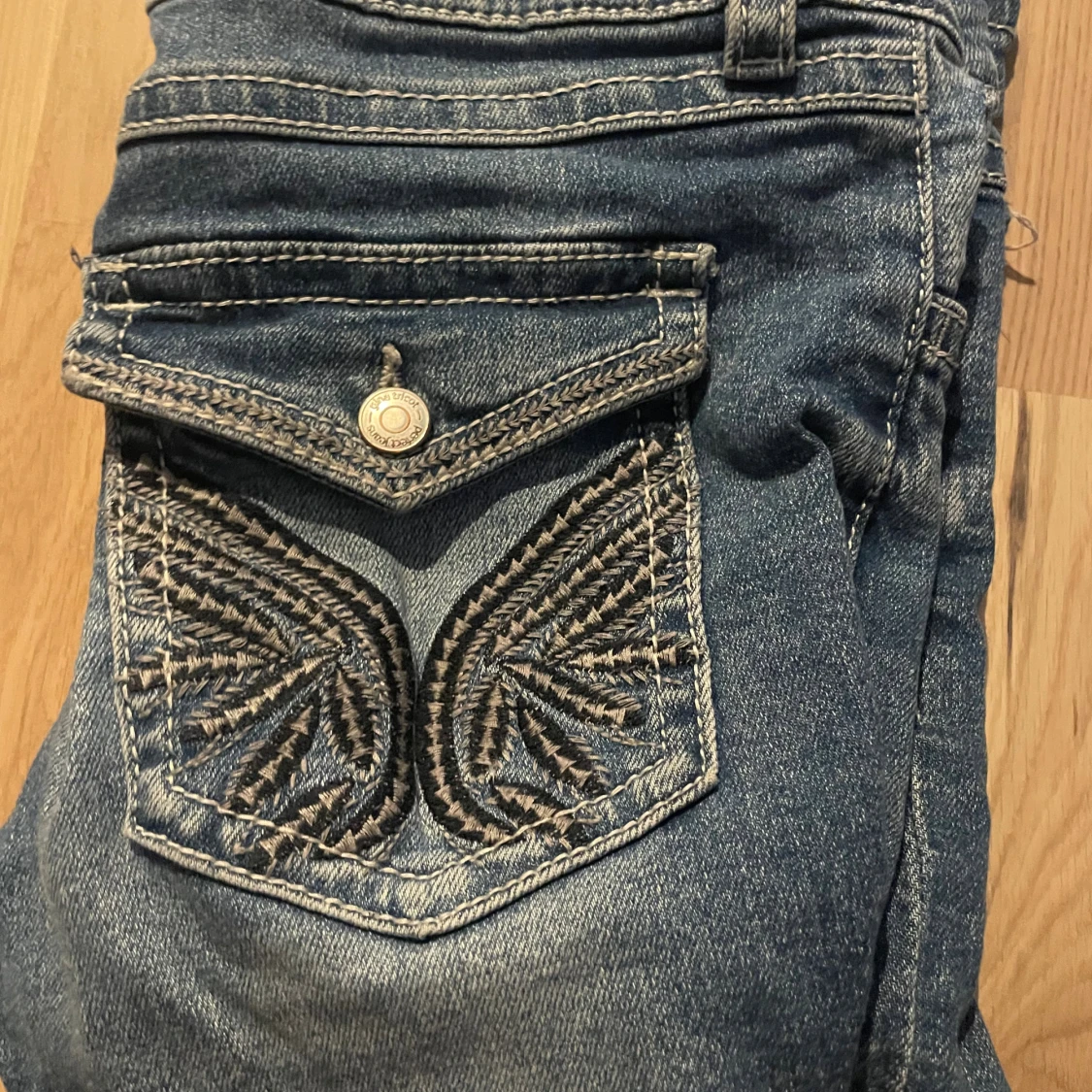 Blå jeans med slitningar   - 1