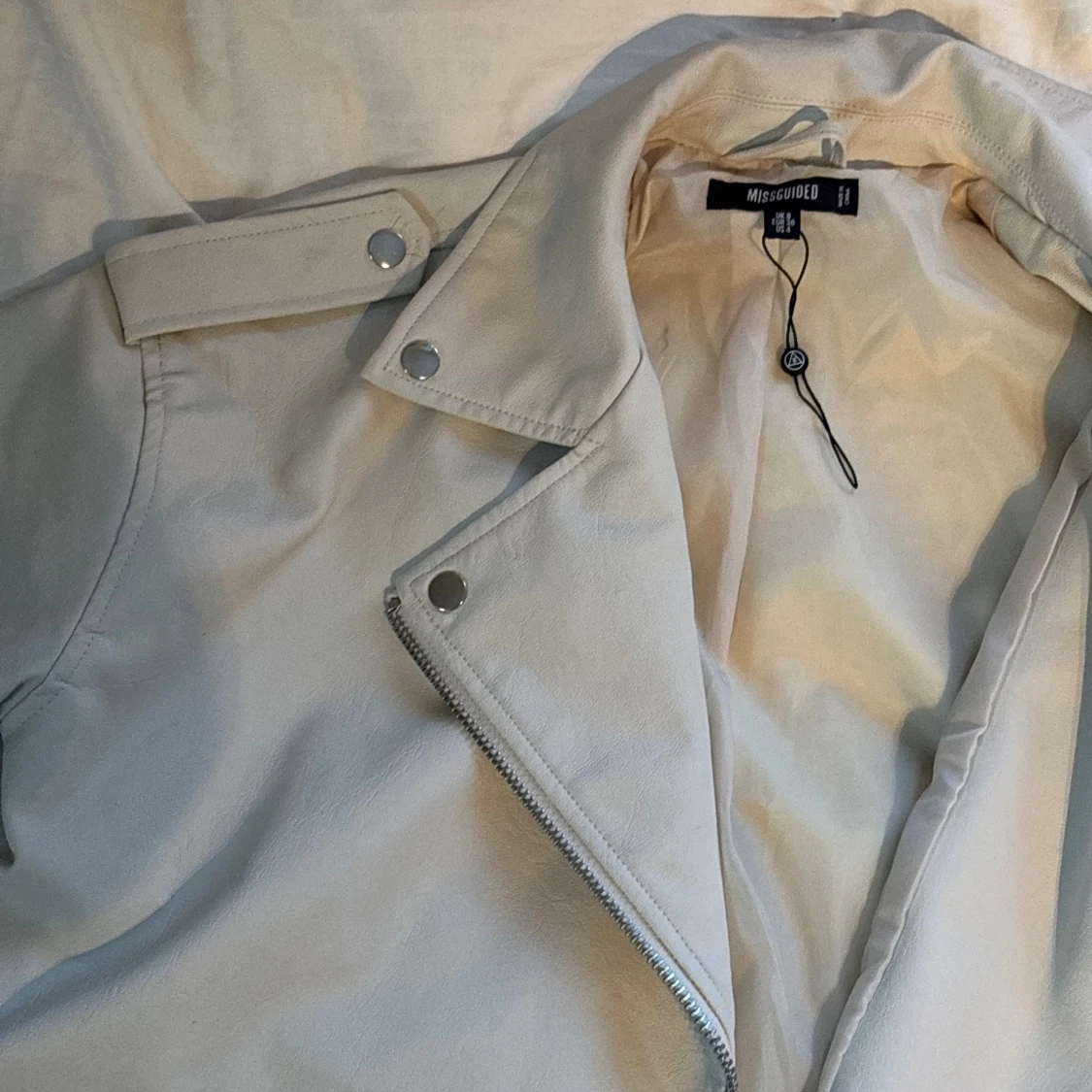 Vit / begei skinnjacka från Missguided - 2