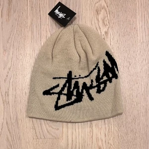 Beige Stüssy mössa  - Säljer min oanvända Stüssy mössa, skriv vid frågor, priset går att diskuteras och kan posta direkt efter köpet 😊