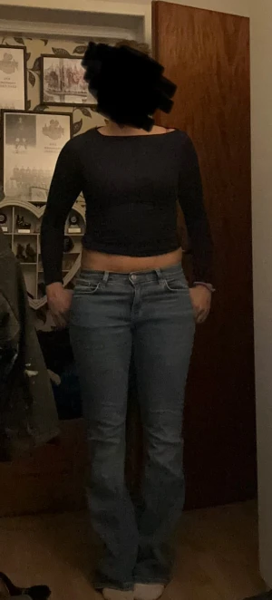 Blå jeans från Gina tricot - Säljer ett par klassiska blå jeans från Gina tricot med fem fickor och ljus tvätt. Jeansen har en rak passform och normal midja, med snygga sömmar och logopatch bak i midjan. Perfekt för dig som gillar stilrena och tidlösa jeans.