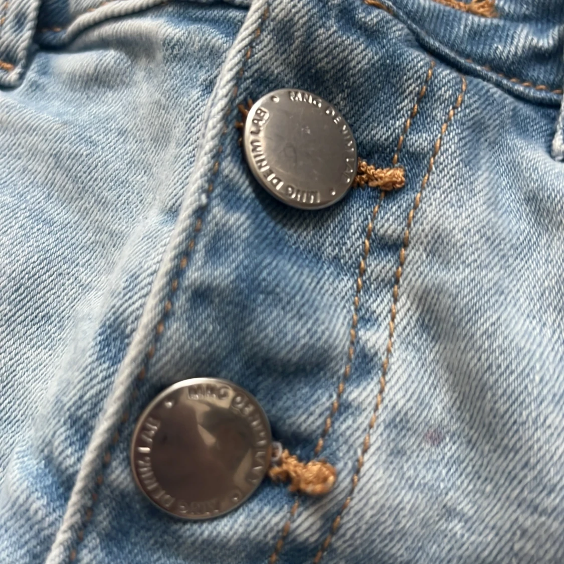 Ljusblå jeans med knappgylf - 1