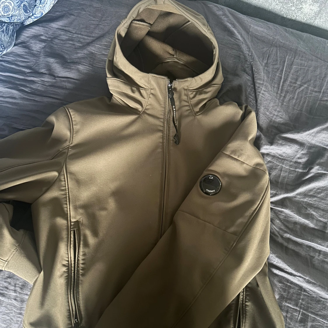 Olivgrön vindjacka från C.P. Company