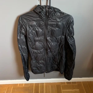 Svart pufferjacka Peak Performance S - Peak performance jacka dam  Storlek S  Börjat tappa lite ludd men inget jag har stört mig på