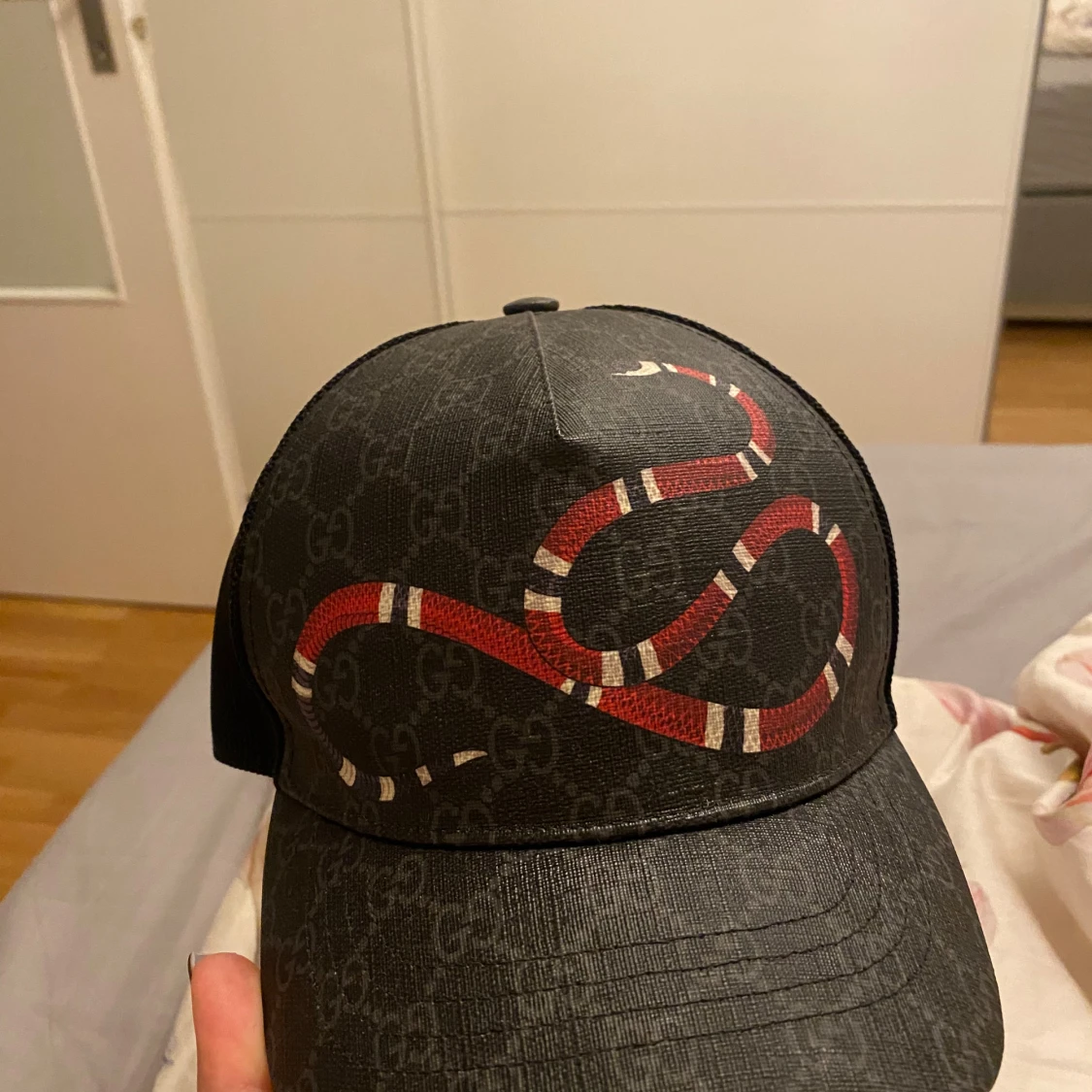 Gucci svart keps med röd orm