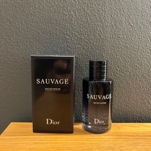 Dior Sauvage (EDP)  - Otroligt snygg Dior Sauvage Eau De Parfum, skick 10/10 som ny ej använd. Kommer i originalförpacking & kvitto finns!