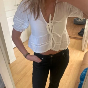 Vit blus/topp med knyt - Säljer denna jätte söta topp/blus från ginatricot då den tyvärr inte kommer till användning😊